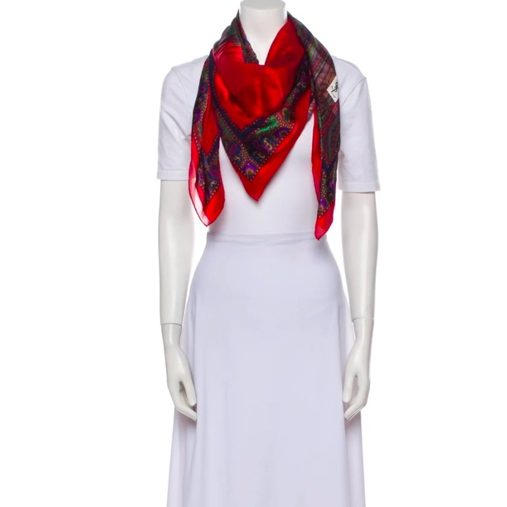 SOLD‼️Elegant Red Paisley Scarf